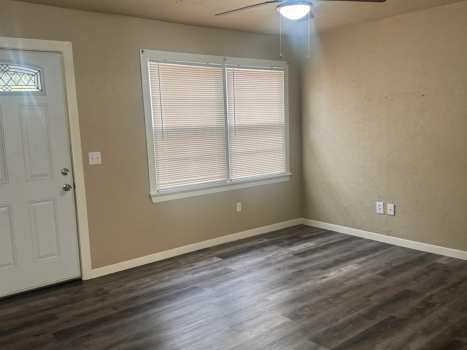 3 bed, 1.0 bath, 1071 sqft, $1,000 — Photo 3