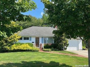 12 Oxford Rd, Massapequa, NY 11758