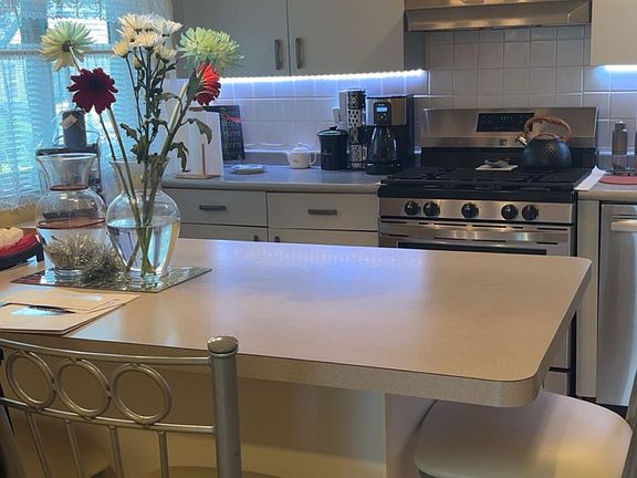 4th image of 105 Pond Way
