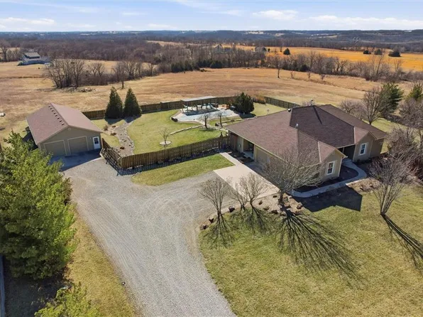 25605 Parallel Rd, Tonganoxie, KS 66086