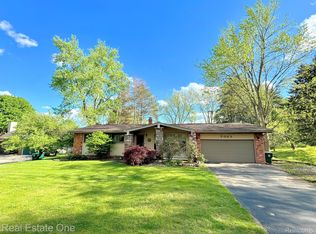 2063 Cole Rd, Lake Orion, MI 48362
