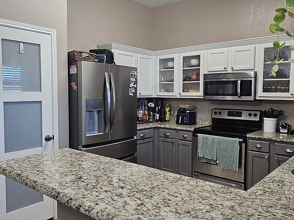 3rd image of 2727 Red Oak Dr