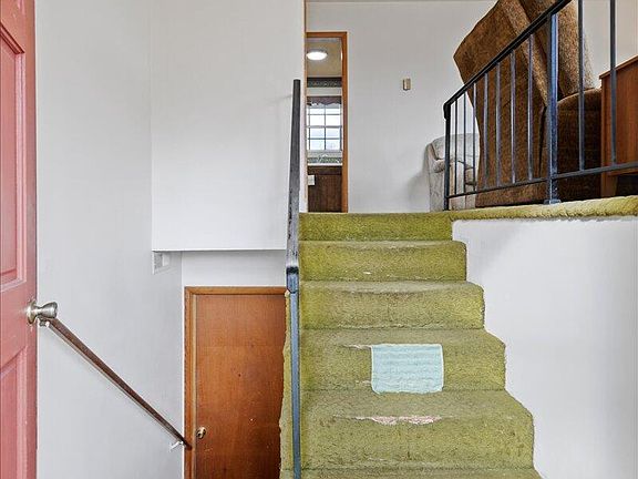 5th image of 2151 Gregory Dr SE