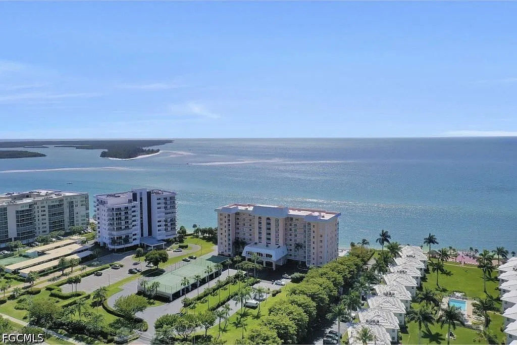 2 bed, 2.0 bath, 1358 sqft, $8,800 — Photo 2