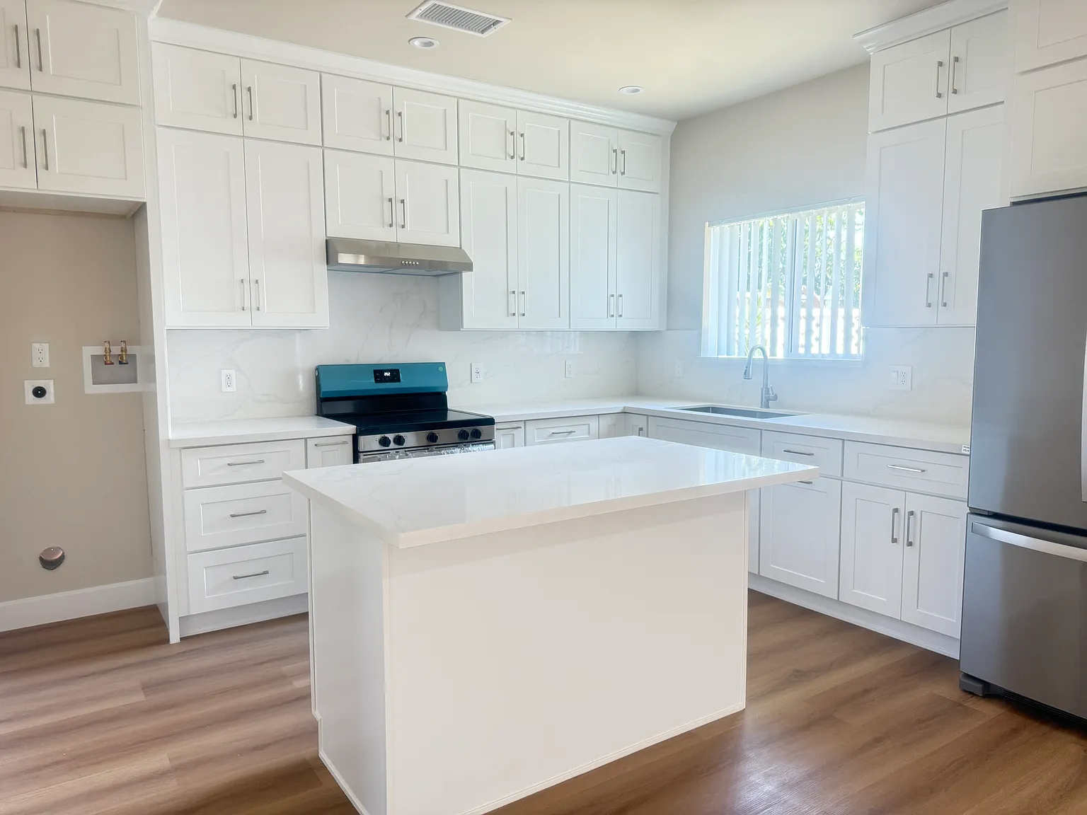 2 bed, 900 sqft, $3,195 — Photo 3