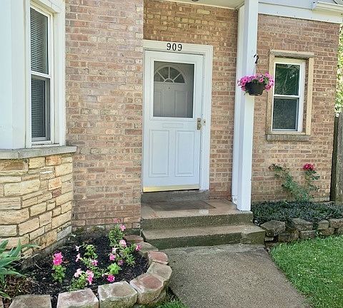 2nd image of 909 Woodlawn Ave
