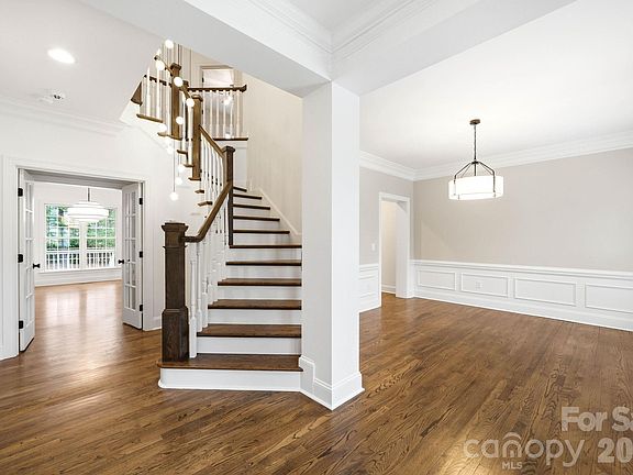 2nd image of 1006 Columbine Rd