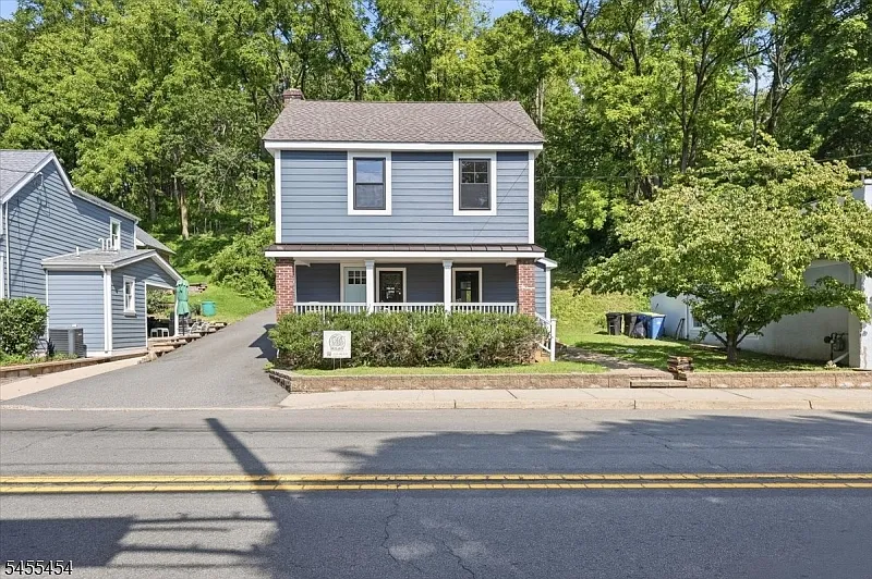 3 bed, 1.5 bath, $4,000 — Photo 1
