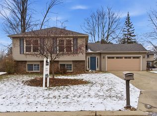1595 Deerhurst Ln, Rochester Hills, MI 48307