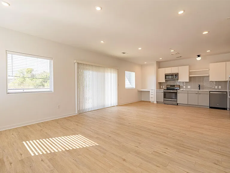 100 W Mockingbird Ln #201 — Photo 3