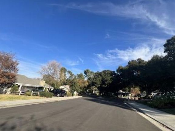 Exterior Neighborhood (street photo)