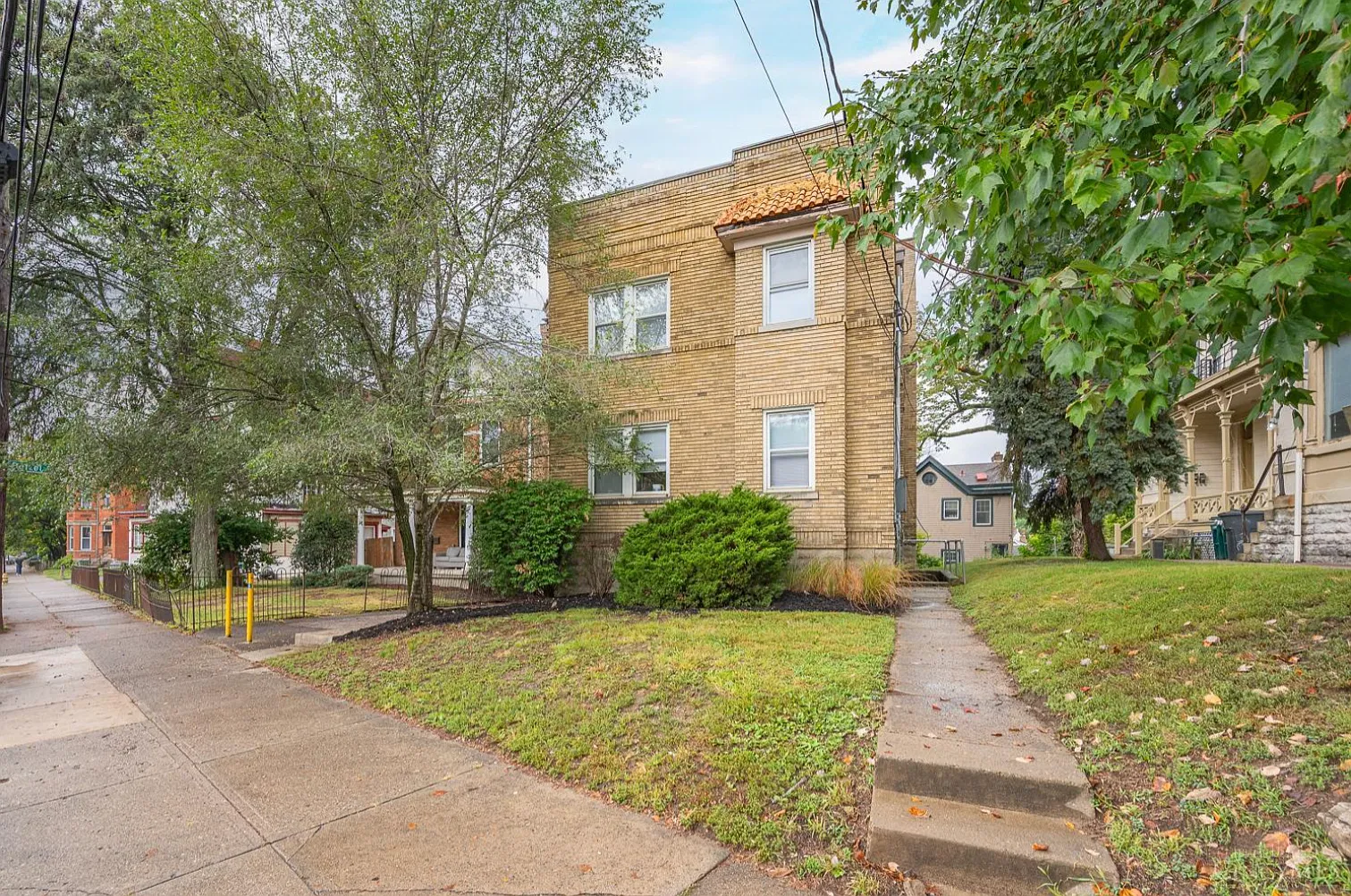 Bright 1-Bed Near UC with In-Unit Laundry & Parking Exceptional Value on Ohio Ave — Photo 1