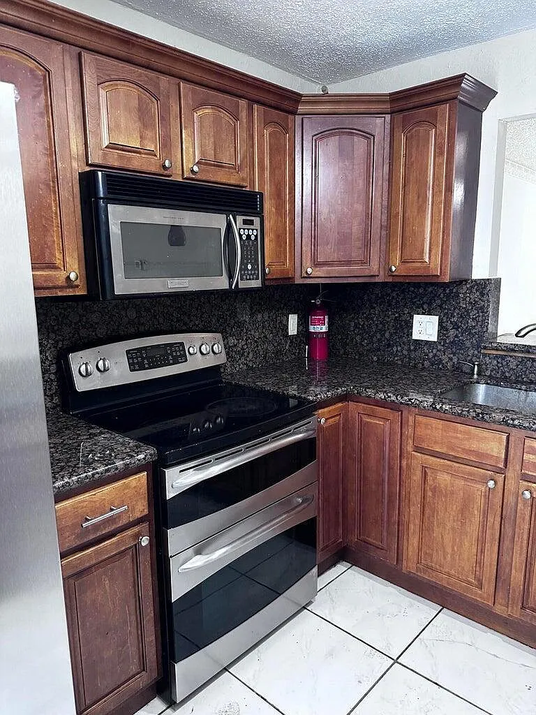 2 bed, 2.0 bath, 1320 sqft, $1,780 — Photo 2
