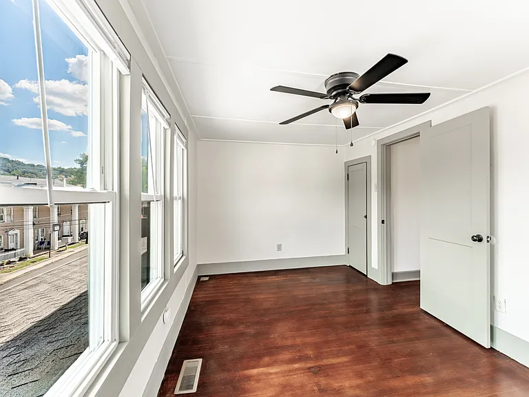 210 Dewey St — Photo 18