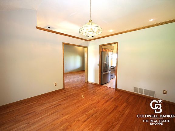 4th image of 2201 Grandview Dr E