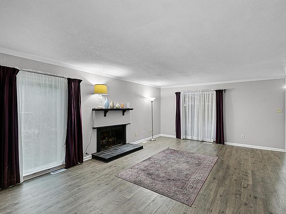 3rd image of 1104 N Pkwy #17
