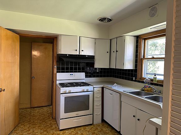 4th image of 11610 Lake Ave