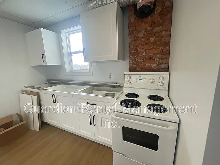 245 McIntyre St #2 — Photo 4