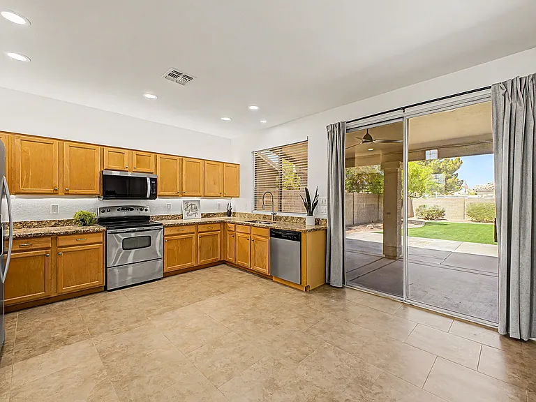 414 N Hudson Pl — Photo 11
