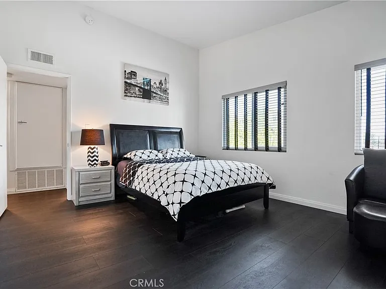 5805 Whitsett Ave #211 — Photo 13