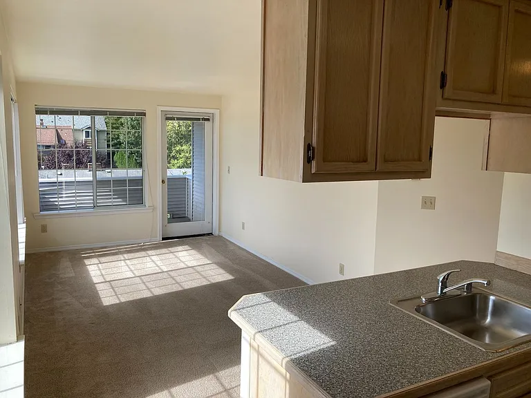 5307 Live Close To University Village And Uw! — Photo 18