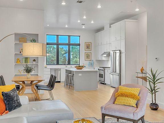 2nd image of 1226 S Presa St #107