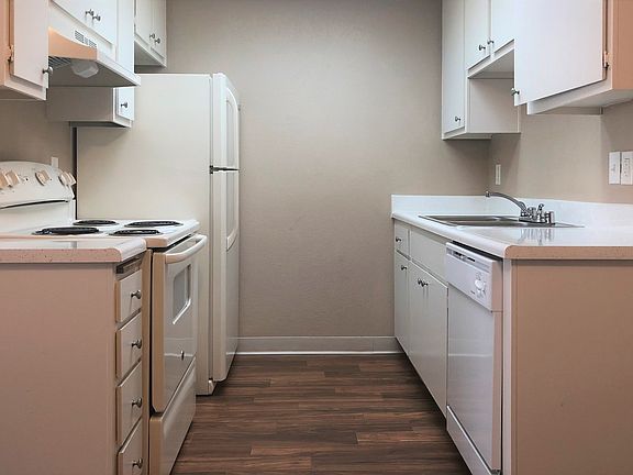4th image of 2975-2985 Euclid Ave #18