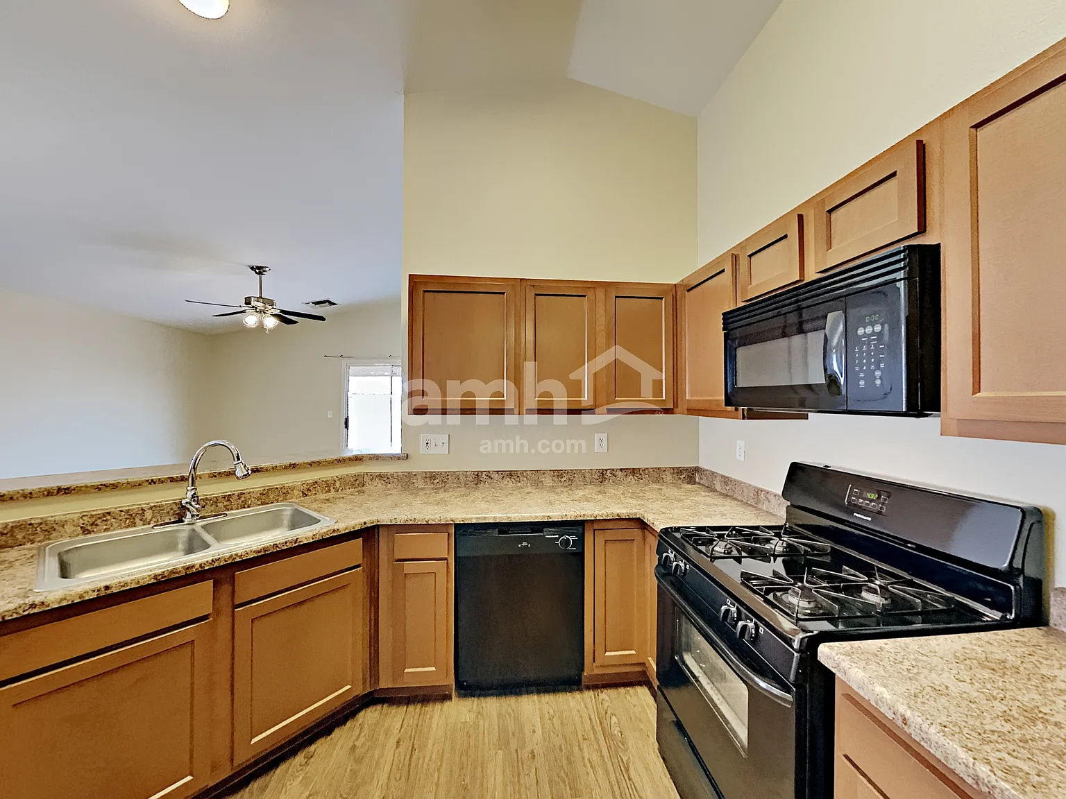 3 bed, 2.0 bath, 1495 sqft, $1,880 — Photo 3
