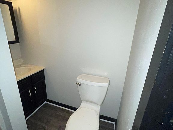 3rd image of 215 Pindar St