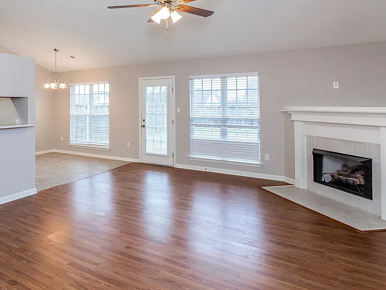 1720 Cherry Creek Dr — Photo 5