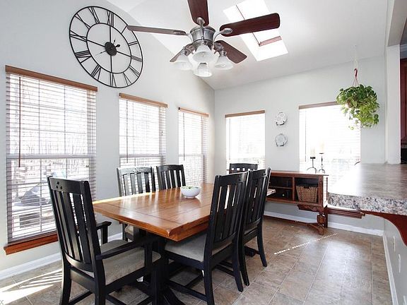 3rd image of 32834 Elm Dr