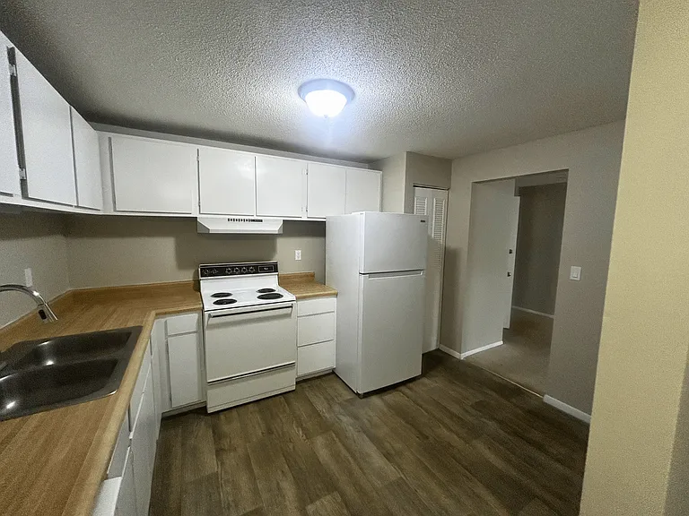 Hollow Hills Apartments — Photo 18