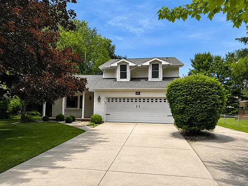 221 Burt St Photo 1