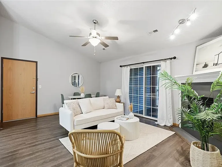 880 Rachael St #301 — Photo 6
