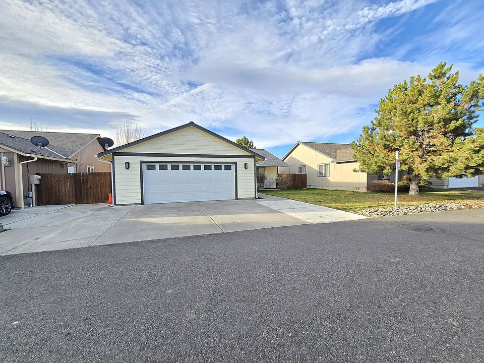 1st image of 577 SE Sugar Pine Way