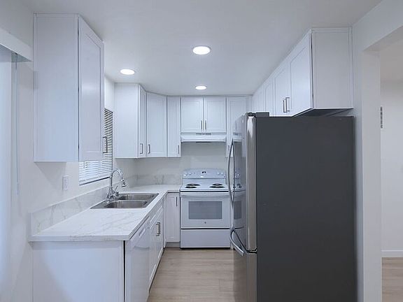 5th image of 346 N Louise St APT 8
