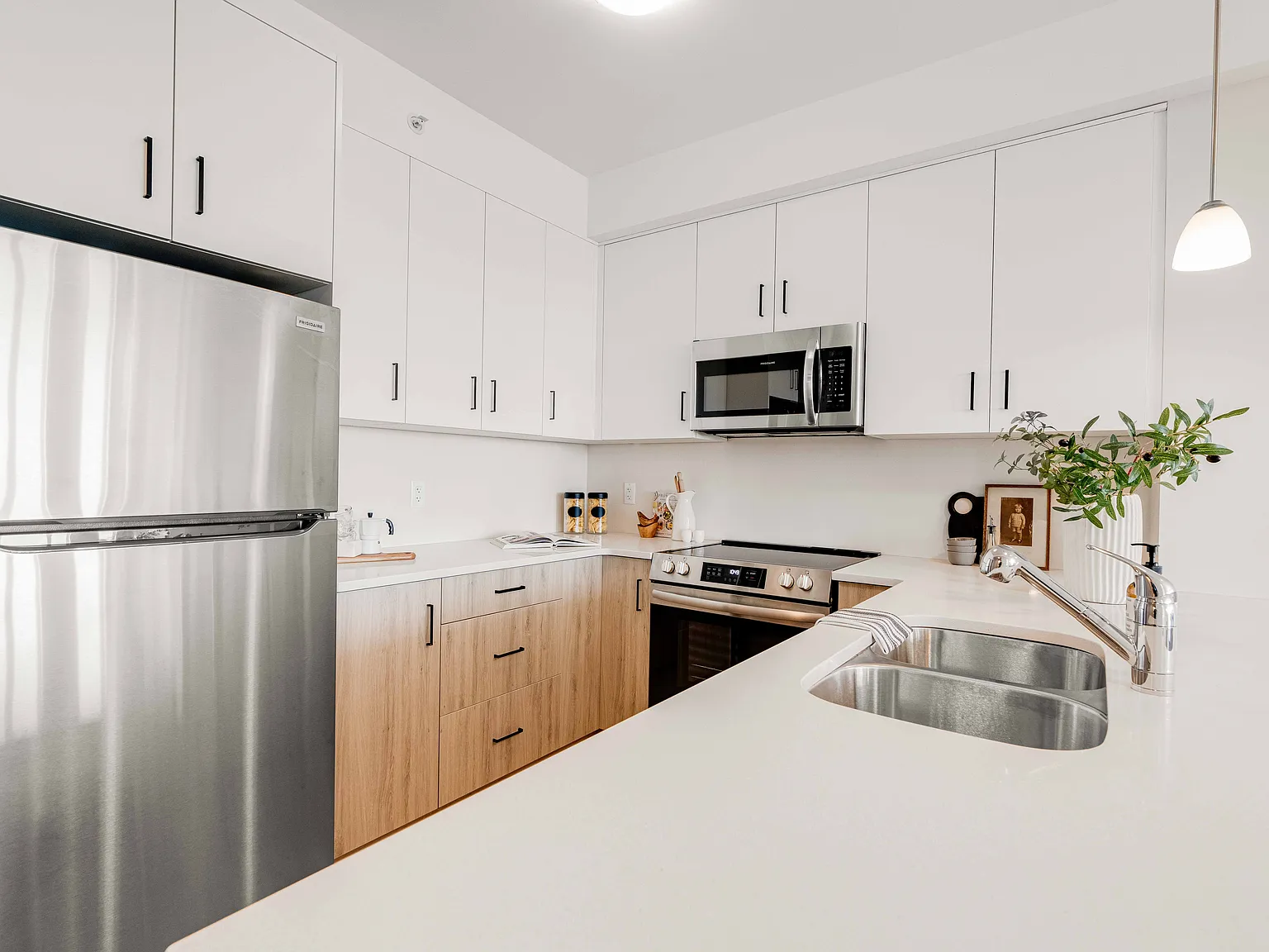 660 Sunningdale Road East London — Photo 1