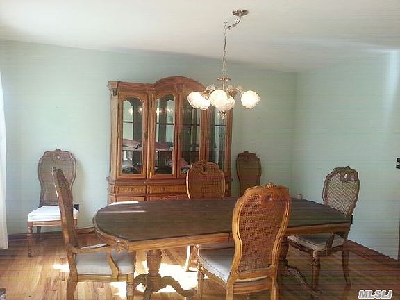 4th image of 68 Moriches Ave