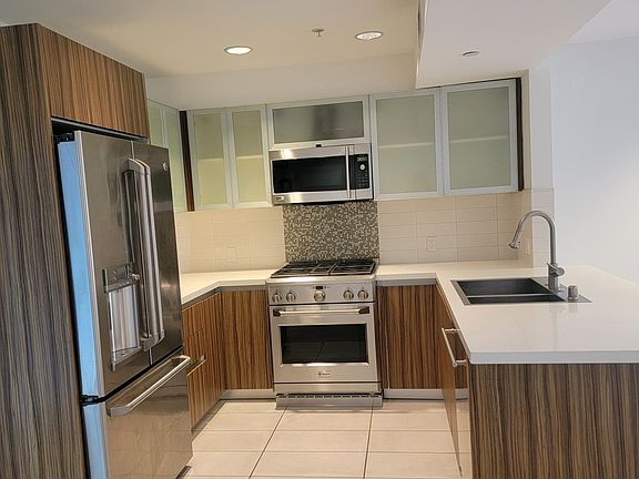 3rd image of 932 N Alfred St #6
