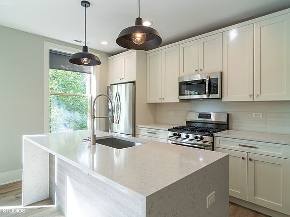 3rd image of 2104 W Byron St #3W