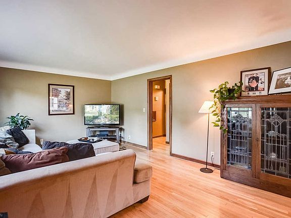 4th image of 780 Parkview Ave