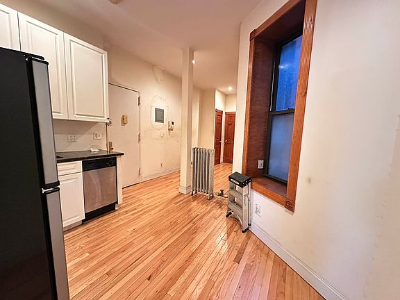 5th image of 256 E 10th St #2Q