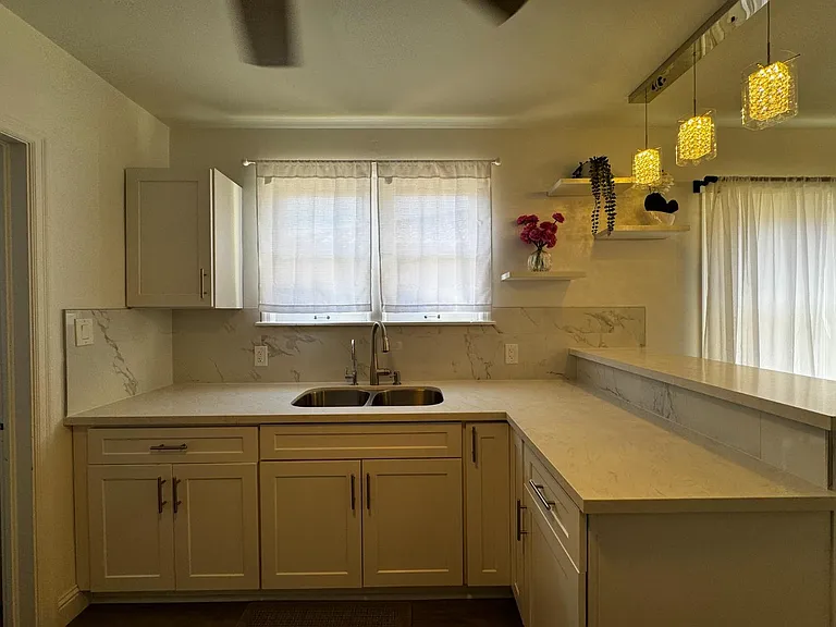 1106 N Fruit Ave — Photo 7