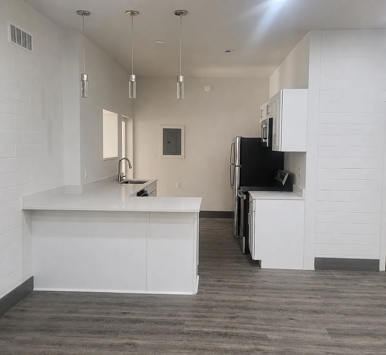 1 bed, 1.5 bath, 1700 sqft, $1,295 — Photo 4