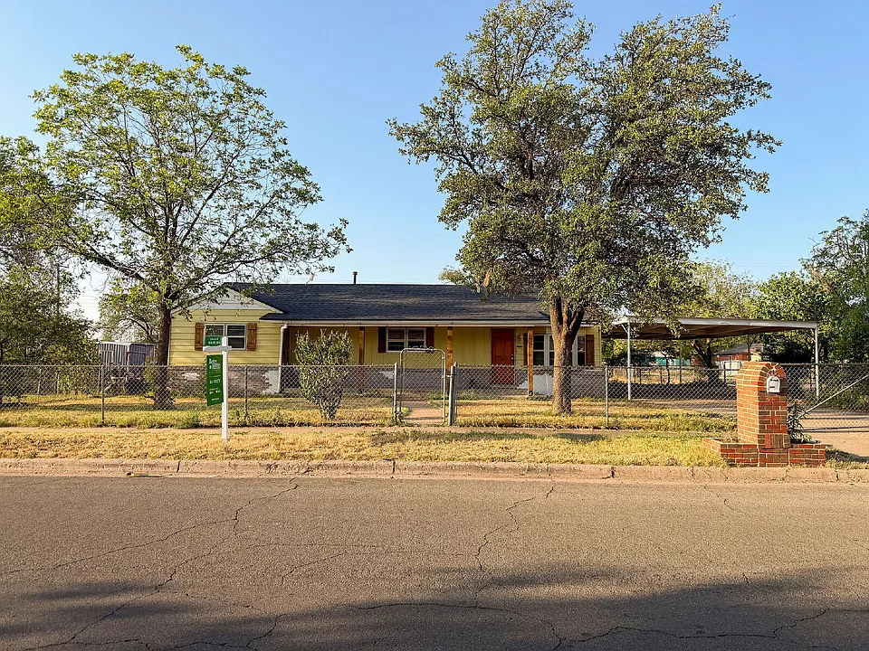 3221 Emory St