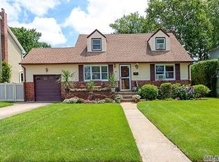 955 Leeds Dr, Bellmore, NY 11710