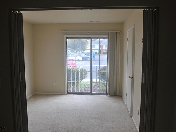 5th image of 711 Zlotkin Cir