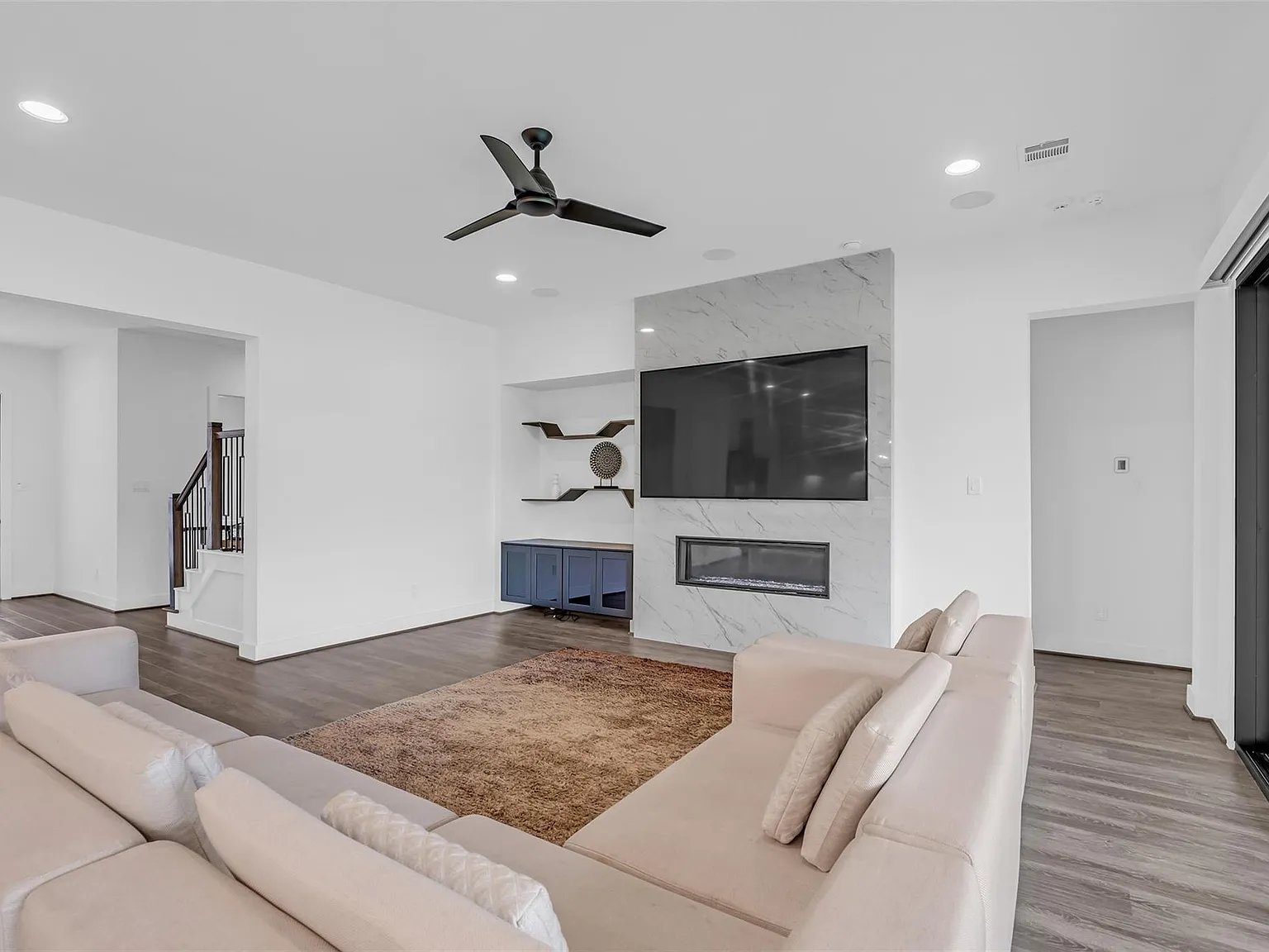 5 bed, 4.0 bath, 4109 sqft, $4,600 — Photo 4