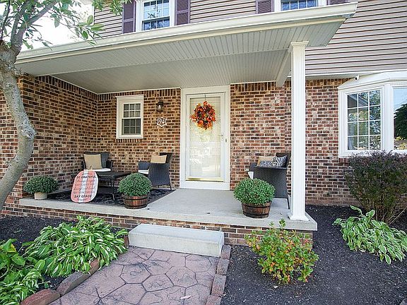 3rd image of 94 Countryside Ln