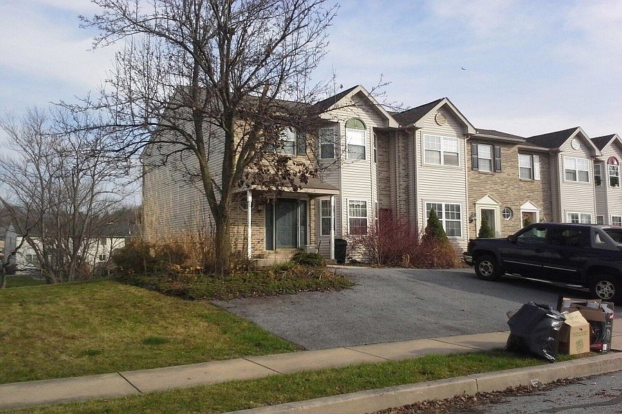 2nd image of 327 Pine St